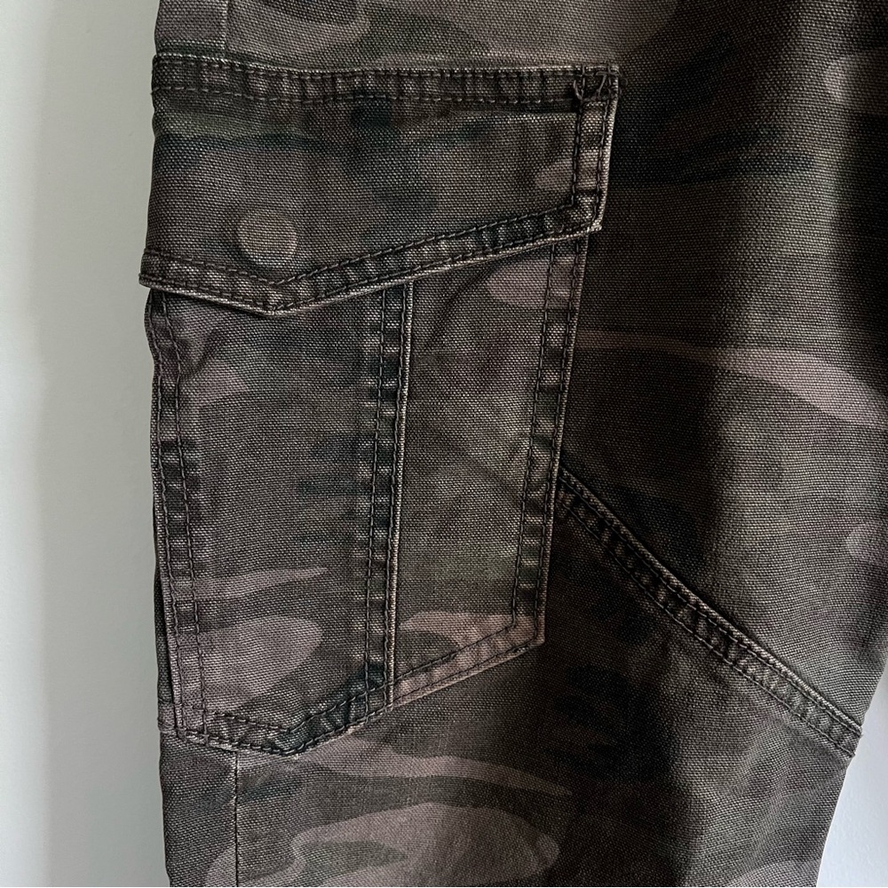 Lucky Brand Vintage Slim-Cargo Pants in Camouflage Colour - Picture 4 of 6